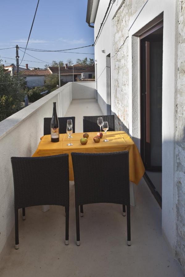 Holiday Apartment In Funtana With Balcony, Air Conditioning, Wifi, Washing Machine 4982-1 المظهر الخارجي الصورة